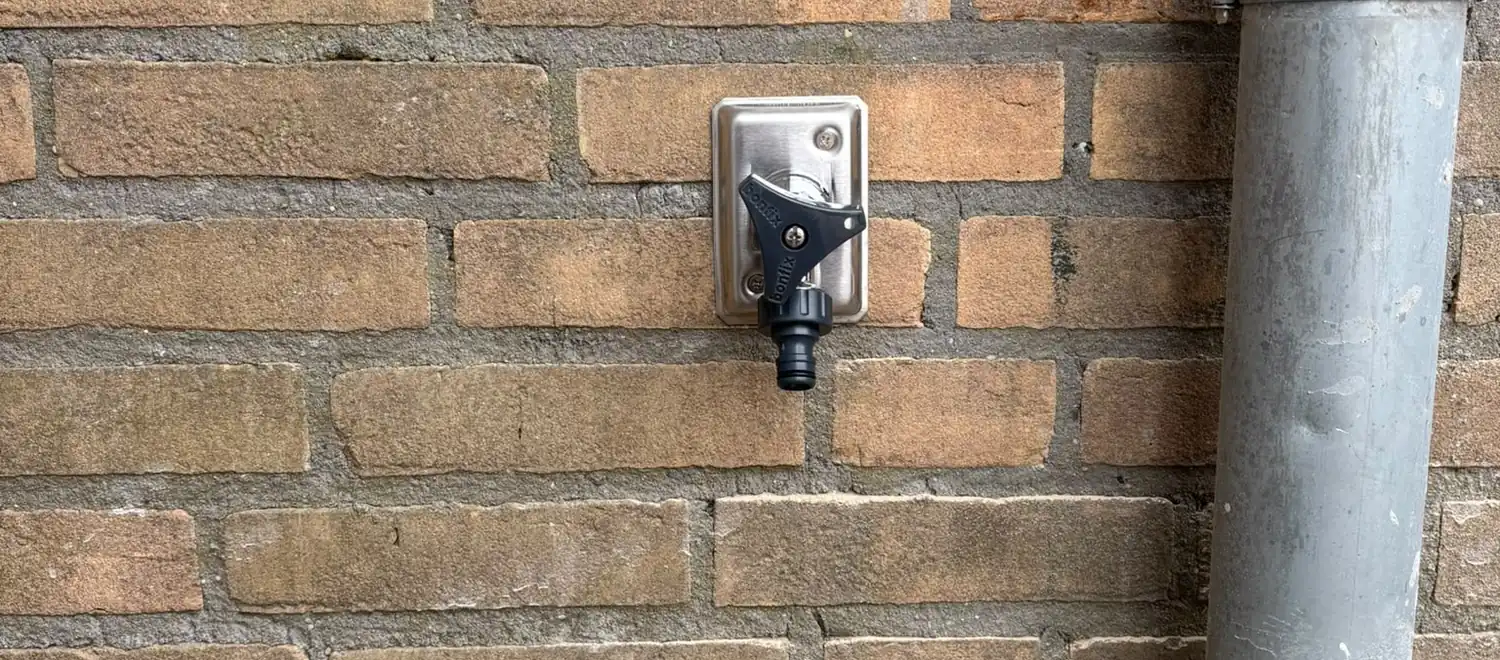 Vorstvrije buitenkraan in een bakstenen gevel