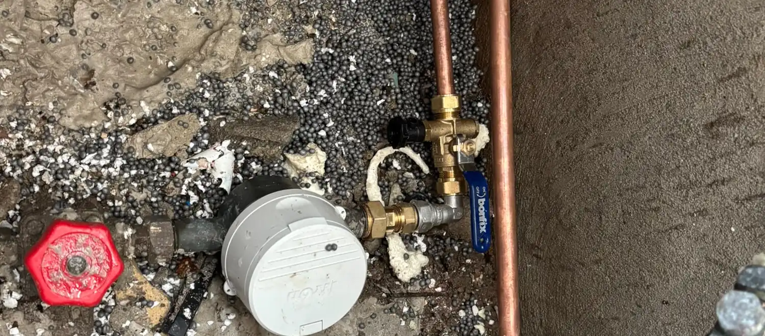 Watermeter en hoofdkraan met nieuwe koperen leidingen