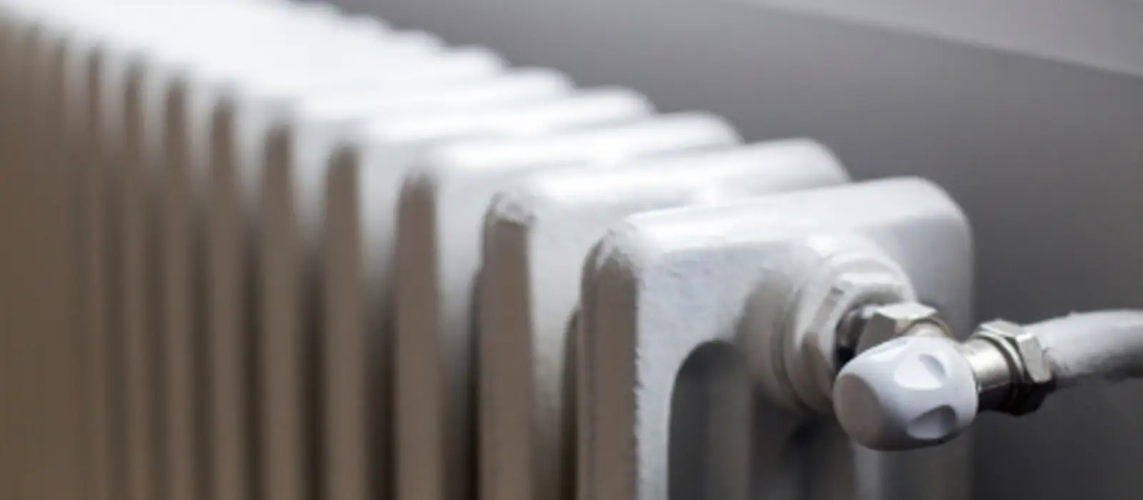 Radiator met radiatorkraan van dichtbij