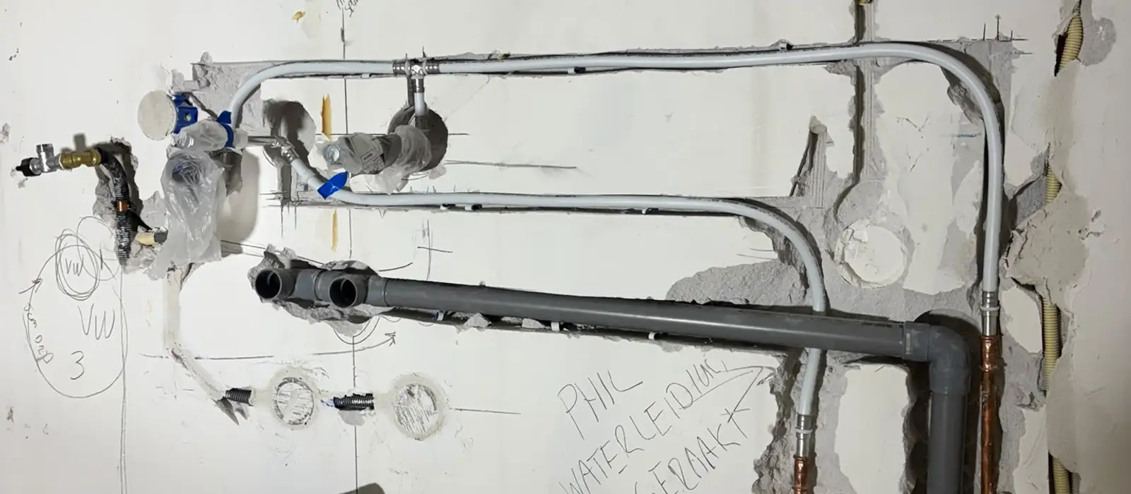 Nieuw water- en afvoerleidingwerk voor een badkamer in aanbouw