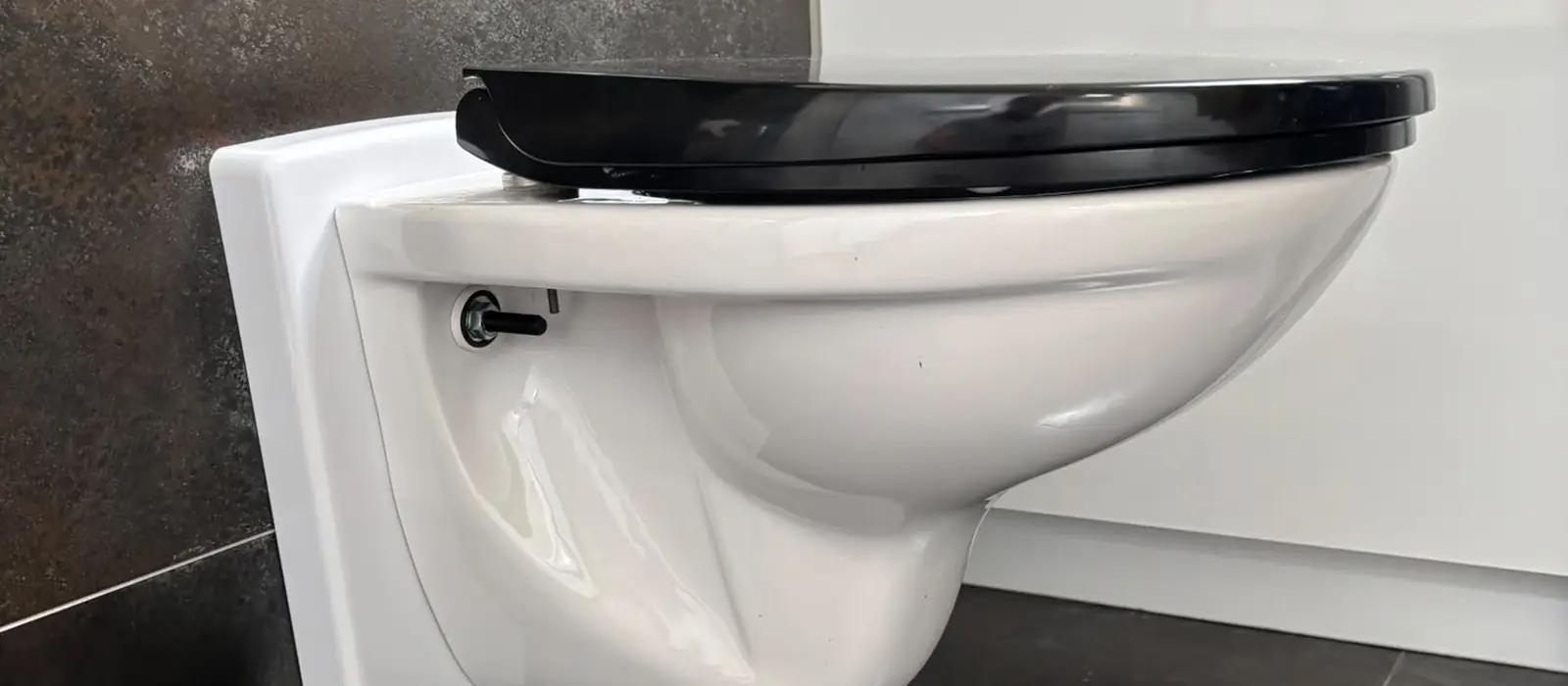 Hangtoilet op een wit verhogingsframe, gezien van opzij