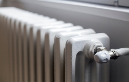 Radiator met radiatorkraan wordt aangesloten en ontlucht door een loodgieter in Helmond