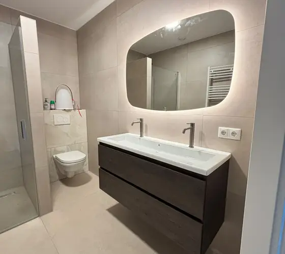 Compleet geïnstalleerde badkamer met dubbele wastafel, inloopdouche en hangtoilet in Helmond