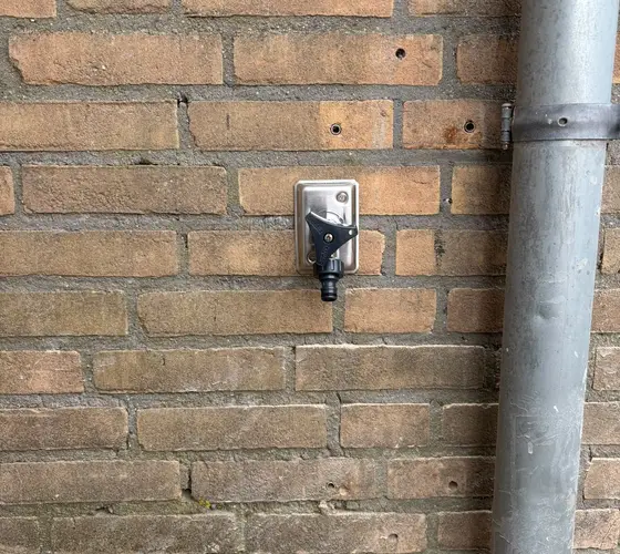 Nieuwe vorstvrije buitenkraan gemonteerd in de gevel van een woning in Helmond