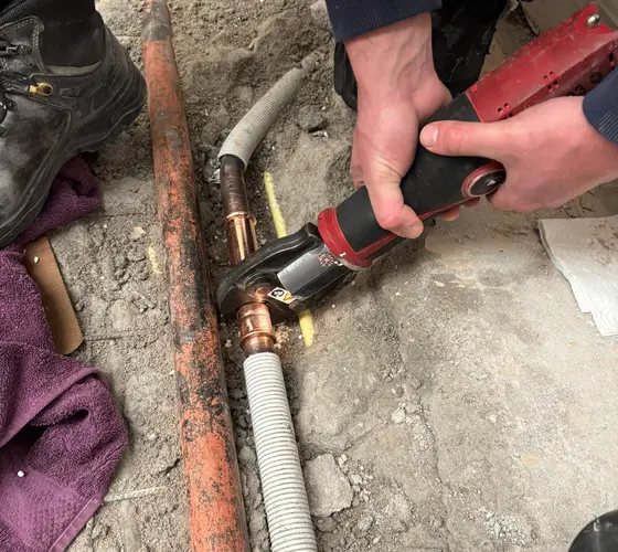Koperen waterleiding wordt vakkundig geperst tijdens een reparatie in Helmond