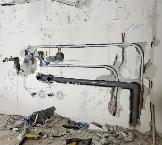 Nieuw water- en afvoerleidingwerk aangelegd in de ruwbouw van een badkamer