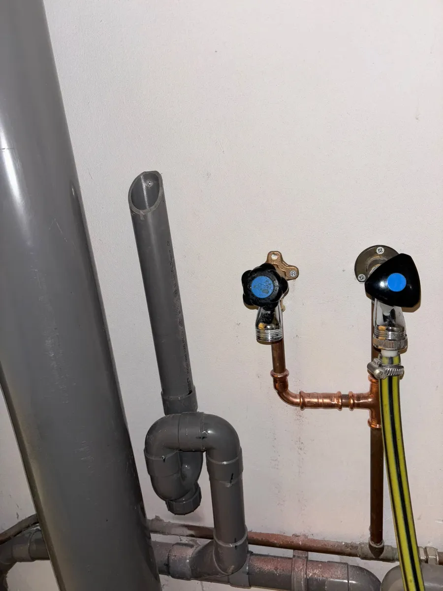 Wasmachineaansluiting met kranen en afvoer, netjes aangelegd door een loodgieter in Helmond