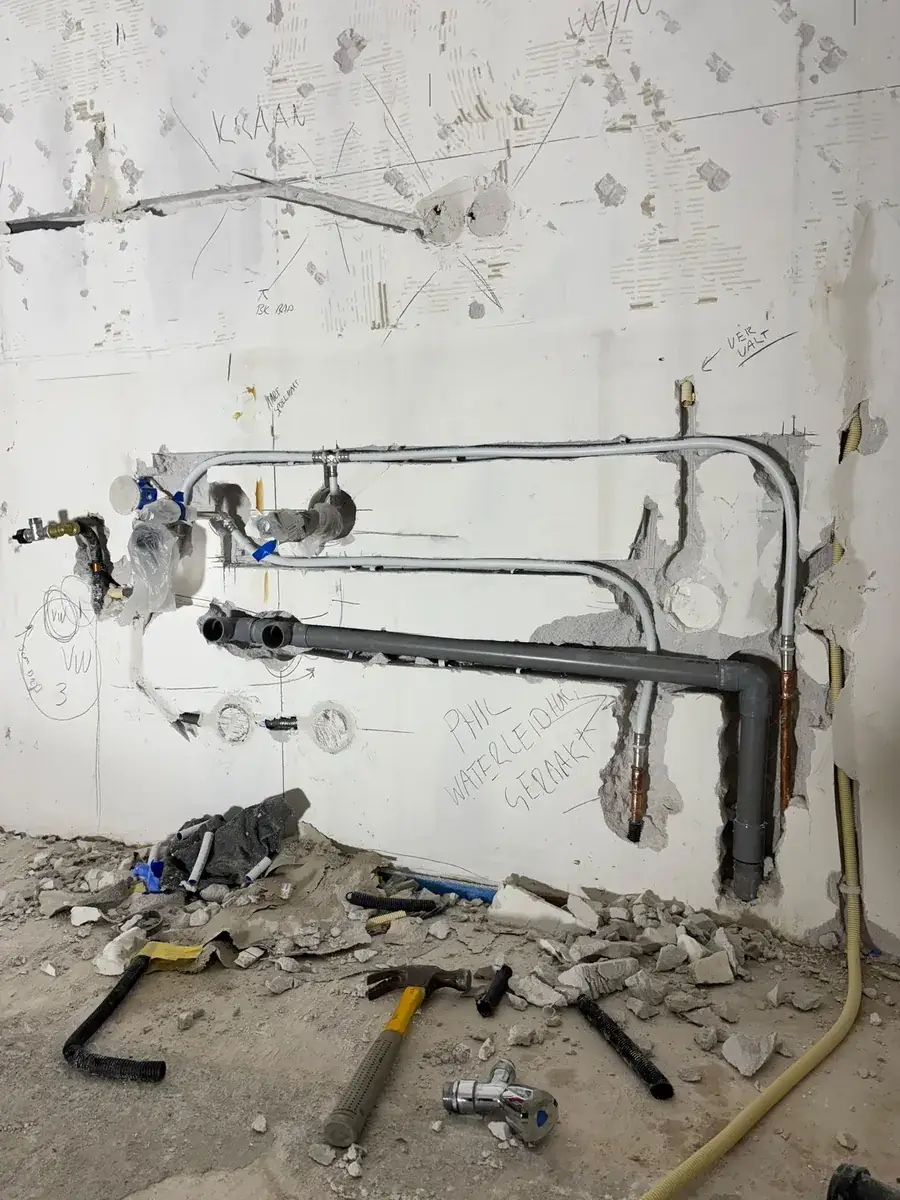 Water- en afvoerleidingen in de ruwbouw van een woning, klaar om afgedopt of aangesloten te worden