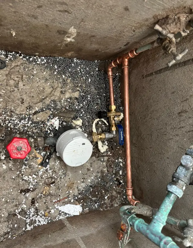 Watermeterput met vernieuwde koperen leiding en nieuwe hoofdkraan